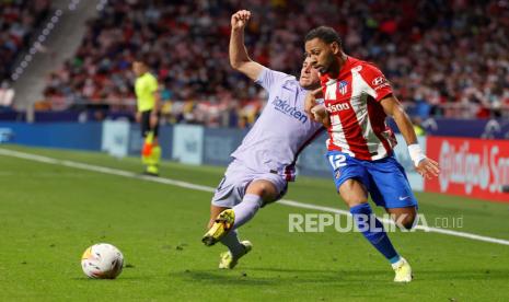  Pemain Atletico Renan Lodi (kanan) beraksi melawan pemain Barcelona Sergi Roberto (kiri) pada pertandingan sepak bola LaLiga Spanyol antara Atletico Madrid dan FC Barcelona di stadion Metropolitano di Madrid, Spanyol,  Ahad (3/10) dini hari WIB.