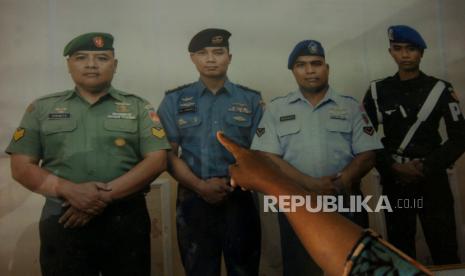 Rosita (55) menunjukan foto anaknya Mayor Laut (P) Eko Firmanto di rumahnya di Desa Kaligayam, Kabupaten Tegal, Jawa Tengah, Kamis (22/4/2021). Mayor Laut (P) Eko Firmanto, anak pertama dari empat bersaudara tersebut merupakan salah satu awak KRI Nanggala 402 yang dinyatakan hilang kontak saat menggelar latihan penembakan rudal di laut utara Bali. 