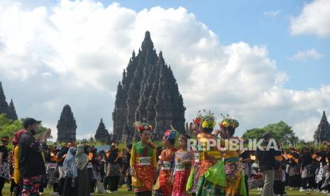 Peserta menunggu jadwal tampil saat Jogja Menari di Candi Prambanan, Sleman, Yogyakarta, Ahad (18/12/2022). Sekitar lima ribu penari meramaikan Jogja Menari II dalam rangka Lustrum XIII SMAN 1 Yogyakarta. Jogja Menari II terbuka bagi keterlibatan masyarakat umum, sanggar tari, komunitas, sekolah, madrasah, dan juga para wisatawan yang sedang berlibur ke Yogyakarta. Peserta nanti secara bersama akan membawakan Tarian Nusantara Harmoni yang memadukan unsur gerakan dan iringan dari Yogyakarta, Aceh, Betawi, Kalimantan, Sulawesi, Bali, Maluku, hingga Papua. Tarian ini membawa makna semangat kebangkitan bersama Indonesia setelah melewati masa pandemi menuju Indonesia baru.