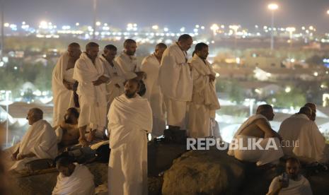 Umat Muslim shalat di puncak bukit berbatu yang dikenal Jabal Rahmah, Arafah, Mekah, Arab Saudi, Sabtu, 15 Juni 2024.