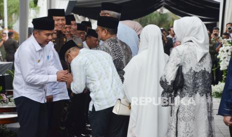 Pj Gubernur Jawa Barat (Jabar) Bey Machmudin bersama Forum Koordinasi Pimpinan Daerah (Forkopimda), kepala daerah, tokoh Jabar serta tamu undangan bermusafahah saat mengikuti acara Silaturahmi Halalbihalal Idul Fitri 1445 Hijriah Tingkat Provinsi Jabar di halaman Gedung Sate, Kota Bandung, Kamis (18/4/2024). Dalam sambutannya, Bey menyampaikan momentum Idul Fitri merupakan ajang untuk mempererat tali persaudaraan dan meningkatkan kesadaran akan pentingnya saling mendukung dan saling membantu satu sama lain, serta meningkatkan kontribusi dalam membangun Jabar yang lebih baik dan maju.