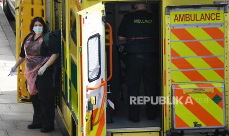 Staf ambulans NHS tiba di London, Inggris, 13 April, 2020. Negara-negara di seluruh dunia mengambil langkah-langkah meningkatkan untuk membendung menyebarkan virus corona SARS-CoV-2 yang menyebabkan penyakit Covid-19