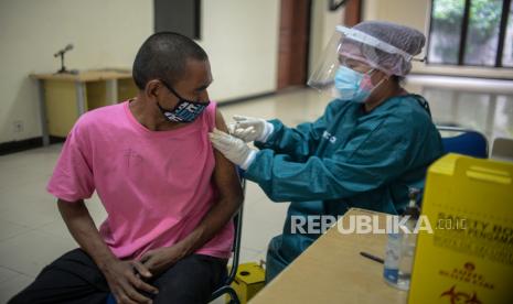 Tenaga kesehatan menyuntikan vaksin Covid-19 AstraZeneca. Kemenkes mengirim sekitar 110 ribu dosis vaksin Covid AstraZeneca ke NTT pada Oktober. Ilustrasi.