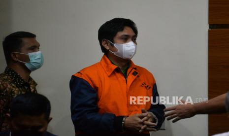 Tersangka kasus dugaan suap izin usaha pertambangan di Tanah Bumbu Mardani H Maming mengenakan rompi tahanan usai menjalani pemeriksaan di gedung KPK, Jakarta, Kamis (28/7/2022). KPK resmi menahan mantan Bupati Tanah Bumbu tersebut setelah sebelumnya sempat menjadi DPO KPK. Prayogi/Republika