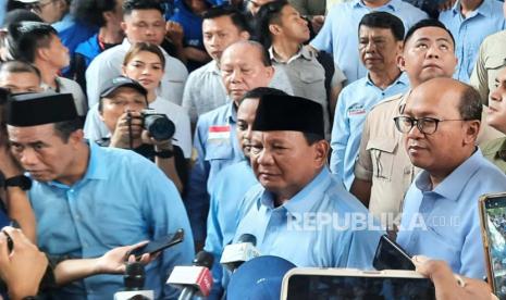 Capres nomor urut 2, Prabowo Subianto beserta elite pendukungnya saat menghadiri acara Silaturahmi Relawan Prabowo-Gibran Se-Sulsel di GOR Sudiang, Kota Makassar, Sulawesi Selatan, Jumat (2/2/2024). 