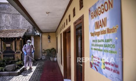 Warga menyemprotkan cairan disinfektan di area ruang isolasi pasien Covid-19 di Jalan Bapa Ampi, Baros, Kota Cimahi, Ahad (15/11). Warga RW 05 Kelurahan Baros berinisiatif mengubah gedung serbaguna menjadi ruang isolasi yang diberi nama Ranggon Imani (Ruang Kanggo Isolasi Mandiri) guna mengantisipasi dan penanganan awal jika ada warga di kawasan tersebut yang terpapar Covid-19. 