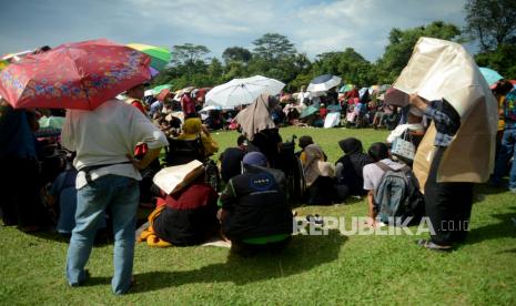 Sejumlah warga menunggu untuk mendapatkan pengobatan tradisional di Area Kostrad, Cilodong, Depok, Jawa Barat, Senin (3/4/2023). Para warga antusias mendatangi dan rela mengantre berjam-jam untuk mendapatkan pengobatan tradisional Ida Andriani alias Ida Dayak bahkan ada yang sudah datang dari Subuh. Pengobatan Ida Dayak mendapat banyak perhatian karena dinilai mampu mengobati berbagai penyakit dengan caranya tersendiri. Videonya sedang mengobati pasiennya juga telah banyak beredar di media sosial.