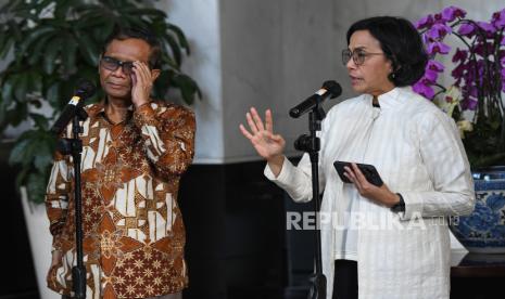  Menteri Keuangan (Menkeu) Sri Mulyani (kanan) dan Menteri Koordinator Bidang Politik Hukum dan Keamanan (Menko Polhukam) Mahfud MD (kiri)  menyampaikan keterangan kepada wartawan terkait dugaan transaksi gelap karyawan Kemenkeu di Kantor Kemenkeu, Jakarta, Sabtu (11/3/2023). Menkeu Sri Mulyani meminta Pusat Pelaporan dan Analisis Transaksi Keuangan (PPATK) menyampaikan secara detail perhitungan transaksi gelap pegawai Kemenkeu sebesar Rp300 triliun tersebut dan siapa saja yang terlibat untuk bisa menjadi bukti hukum. ANTARA FOTO/Aditya Pradana Putra/foc.