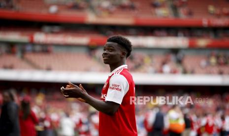 Bukayo Saka dari Arsenal memberi tepuk tangan kepada para penggemar setelah pertandingan sepak bola Liga Premier Inggris antara Arsenal dan Everton di Stadion Emirates di London,Ahad, 22 Mei 2022.