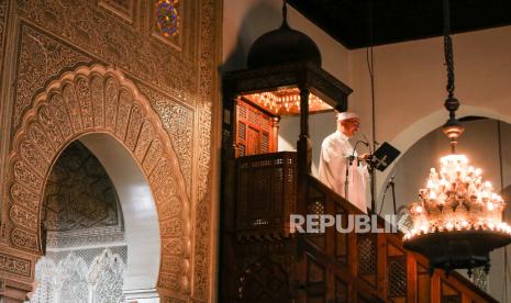 Salah satu Imam di Masjid Agung Paris, Prancis memberikan khutbah Jumat.