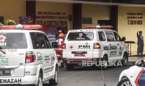 Kendaraan PMI  yang membawa masuk kantong jenazah korban kecelakaan pesawat Sriwijaya Air tiba di depan Posko CT Scan Post Mortem, RS Polri Kramat Jati, Jakarta, Minggu (10/1/2021). RS Polri Kramat Jati kembali menerima tiga kantong jenazah korban kecelakaan pesawat Sriwijaya Air SJ 182 yang selanjutnya akan diidentifikasi. 