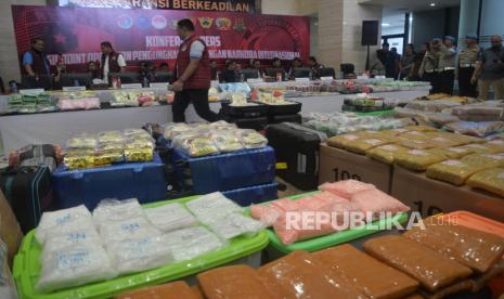 Barang bukti narkotika di tunjukan saat rilis hasil joint operation pengungkapan jaringan narkoba internasional di lobby Bareskrim, Mabes Polri Jakarta, Jumat (1/11/2024). Operasi yang dilaksanakan selama dua bulan ini berhasil menyita barang bukti narkoba dalam jumlah besar, yaitu antara lain 1,07 ton sabu, 1,1 ton ganja, 357 ribu butir ekstasi dan juga berhasil menangkap 136 tersangka. Operasi ini merupakan hasil kerja sama antara Bareskrim Polri, sejumlah Polda di jajaran nasional, Kejaksaan Agung, Badan Narkotika Nasional (BNN), Direktorat Jenderal Pemasyarakatan, serta Direktorat Jenderal Bea Cukai.