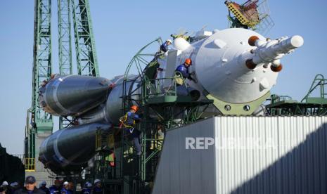  Insinyur mempersiapkan peluncuran roket pendorong Soyuz-2.1 Rusia dengan kapal luar angkasa Soyuz MS-22 yang akan membawa kru baru ke Stasiun Luar Angkasa Internasional (ISS) di landasan peluncuran di kosmodrom Baikonur yang disewa Rusia, Kazakhstan, Minggu, 9 September. 18 September 2022. Pejabat tinggi Kementerian Luar Negeri Rusia memperingatkan satelit komersial Amerika Serikat (AS) dan sekutu-sekutunya bisa menjadi target Rusia.