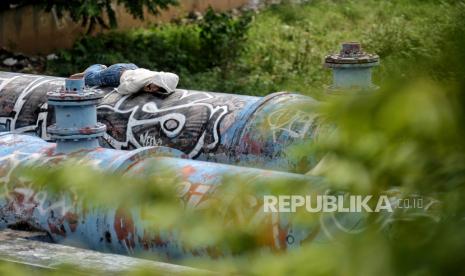 Anak tertidur di atas pipa saluran air di kawasan Tanah Abang, Jakarta, Kamis (23/6/2022). 276 Juta Warga Dunia Alami Rawan Pangan Akut