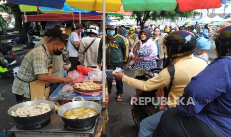 Masyarakat berburu takjil di pasar kaget pedagang takjil di Jalan Pusdai, Kota Bandung, Jawa Barat, Kamis (14/3/2024). Jelang waktu berbuka puasa, kawasan itu semakin padat pengunjung. Pasar takjil dadakan tersebut menjadi salah satu pilihan favorit warga untuk mendapatkan aneka kuliner untuk berbuka puasa.