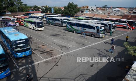 Suasana Terminal Cicaheum, Kota Bandung, Jumat (16/4). Meski belum banyak, di antara masyarakat sudah melakukan pulang kampung. Pemerintah akan menetapkan larangan mudik pada 6-17 Mei 2021. Setelah larangan mudik diberlakukan, rencananya petugas terkait akan mendirikan penyekatan dibanyak ruas jalan.