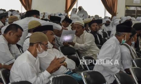 Sejumlah jamaah calon haji mengikuti bimbingan manasik haji di Gedung Islamic Center, Kabupaten Ciamis, Jawa Barat.