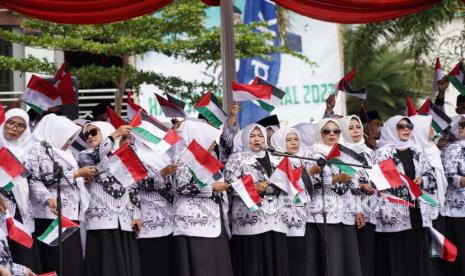 Pelaksanaan upacara peringatan Hari Guru Nasional dan HUT ke-78 PGRI tingkat Kabupaten Garut, di Alun-Alun Garut, Kecamatan Garut Kota, Kabupaten Garut, Sabtu (25/11/2023). 