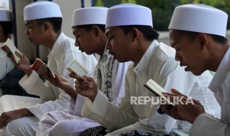 Sejumlah santri membaca kitab kuning di Pondok Pesantren Assalafi Al Fithrah, Surabaya, Jawa Timur, Rabu (13/4/2022). Santri Diyakini Mampu Menghadapi Tantangan Zaman