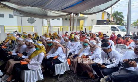 Puluhan nakes melakukan aksi simpatik untuk menolak RUU Kesehatan di Sekretariat IDI Kota Tasikmalaya, Senin (8/5/2023). Menkes minta perbedaan pendapat di RUU Kesehatan bisa diselesaikan secara beradab.