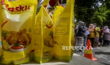 Warga mengantre untuk membeli minyak goreng di depan Kantor Kecamatan Johar Baru, Jakarta, Senin (17/1/2022). Sebanyak 3.000 liter minyak goreng seharga Rp 14.000 disediakan untuk warga pada operasi pasar minyak goreng murah sebagai upaya menstabilkan harga yang melonjak di pasaran. Republika/Putra M. Akbar