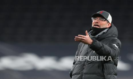  Manajer Liverpool Juergen Klopp memberi isyarat selama pemanasan menjelang pertandingan sepak bola Liga Premier Inggris antara Tottenham Hotspur dan Liverpool FC di London, Inggris, 28 Januari 2021.