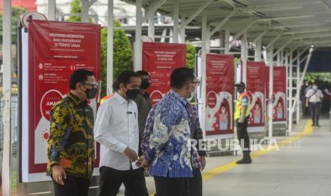 Presiden Joko Widodo didampingi Menteri Kesehatan Budi Gunadi Sadikin, Gubernur Jawa barat Ridwan Kamil dan Wali Kota Bogor Bima Arya usai meninjau pelaksanaan vaksinasi Covid-19 di Stasiun Bogor, Jawa Barat, Kamis (17/6). Vaksinasi di Stasiun Bogor yang merupakan tempat dengan interaksi mobilitas tinggi dan wilayah aglomerasi penyangga dari Kota Jakarta itu menyasar petugas stasiun, pekerja di stasiun dan penumpang kereta. Republika/Putra M. Akbar