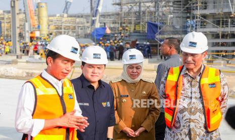 Presiden Joko Widodo (kiri) didampingi Menteri BUMN Erick Thohir (kedua kiri), Menteri Koordinator Bidang Kemaritiman dan Investasi Luhut Binsar Pandjaitan (kanan) dan Gubernur Jawa Timur Khofifah Indar Parawansa (kedua kanan) memberikan keterangan pers saat peninjauan proyek pembangunan instalasi pemurnian dan pengolahan (smelter) PT Freeport Indonesia dan pabrik foil tembaga PT Hailiang Nova Material Indonesia di Kawasan Ekonomi Khusus Java Integrated and Industrial Port Estate (KEK JIIPE), Gresik, Jawa Timur, Selasa (20/6/2023). Presiden Joko Widodo berharap proyek pembangunan tersebut selesai sebelum Mei 2024. 