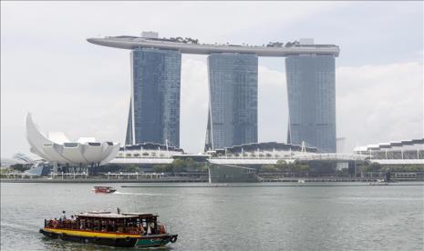 Menteri Pertahanan Amerika Serikat Lloyd J. Austin III mengunjung Singapura untuk melakukan kunjungan perkenalan dan memperkuat hubungan di tengah menghangatnya manuver China di Laut China Selatan.