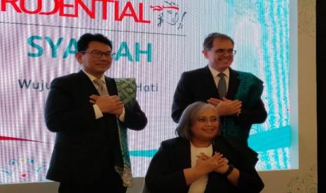 Omar Sjawaldy Anwar, Presiden Direktur Prudential Syariah (kiri)