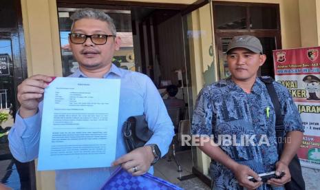 Koordinator FIM, Achmad Sayid Muchlisin (kanan) didampingi kuasa hukumnya datang memenuhi panggilan Satreskrim Polres Indramayu, Kamis (20/7/2023)