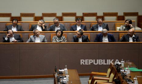 Menteri Keuangan Sri Mulyani Indrawati berserta jajaran saat hadir dalam Sidang Paripurna DPR ke-24 Masa Persidangan V Tahun Sidang 2022-2023 di Kompleks Parlemen, Senayan, Jakarta, Selasa (23/5/2023). Rapat Paripurna tersebut beragendakan penyampaian pandangan fraksi atas Kerangka Ekonomi Makro dan Pokok-Pokok Kebijakan Fiskal (KEM dan PPKF) RAPBN Tahun Anggaran 2024.  