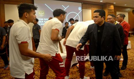 Ketua Umum PSSI Erick Thohir menyalami para pemain Timnas Indonesia U-22 yang akan tampil di SEA Games 2023 di Jakarta, Jumat (21/3/2023). PSSI selaku federasi sepak bola Indonesia resmi merilis 20 pemain Timnas Indonesia U-22 untuk SEA Games 2023 Kamboja. Pemilihan pemain yang dikirim ke kompetisi tersebut didasarkan dari segi kesiapan, terutama dalam hal mental. Timnas Indonesia U-22 tergabung di Grup A SEA Games 2023 bersama tuan rumah Kamboja, Myanmar, Filipina, dan Timor Leste. Meskipun berasal dari kalangan berada dan terbentuk sebagai pengusaha internasional, Erick dikenal sebagai pribadi yang pantang sombong. 