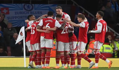  Pemain Arsenal Gabriel Jesus (kiri) merayakan dengan rekan setimnya setelah mencetak gol 3-0 untuk Arsenal pada pertandingan Liga Premier Inggris antara Arsenal London dan Chlsea FC di London, Inggris,  Pemain Arsenal Gabriel Jesus (kiri) merayakan dengan rekan setimnya setelah mencetak gol 3-0 untuk Arsenal selama pertandingan Liga Premier Inggris antara Arsenal London dan Chlsea FC di London, Inggris,  Rabu (3/5/2023) dini hari WIB. 