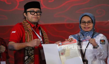 Ketua DPD PDIP Ono Surono menyerahkan berkas kepada KPU Jabar dan diterima langsung oleh Ketua KPU Jabar Ummi Wahyuni saat pendaftaran bakal calon gubernur dan wakil gubernur Jabar, di KPU jabar, Jalan Garut Kota Bandung, Kamis (29/8/2024). Di detik terakhir perdaftaran, PDIP mengusung Jeje Wiradinata sebagai calon Gubernur Jabar dan Ronal Surapraja sebagai wakilnya di Pilgub Jabar.