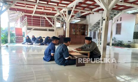 Ilustrasi suasana belajar di pesantren.