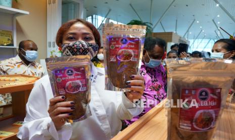 Kepala BI Papua Barat, Ruth Eka Trisilowati menunjukan produk lokal di pojok UMKM Binan Bank Indonesia di Bandara Domine Eduard Osok (DEO) Kota Sorong, Papua Barat, Kamis (11/11/2021). Kantor Perwakilan Bank Indonesia (BI) menggandeng Pemprov Papua Barat selama beberapa hari ini menyelenggarakan kegiatan pembuka Festival Ekonomi Keuangan Digital Indonesia (FEKDI) 2022 di Manokwari City Mall.