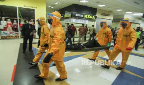 Petugas melakukan simulasi penanganan pengunjung sakit di Mal Depok Town Square, Depok, Jawa Barat, Kamis (4/6/2020). Jelang penerapan tatanan hidup normal baru, sejumlah pusat perbelanjaan menerapkan protokol kesehatan juga menyediakan fasilitas pendukung jaga jarak fisik (physical distancing) sebagai persiapan operasional di era normal baru