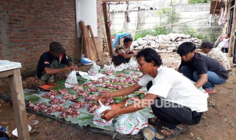 Warga pinggiran Gunung Betung, Bandar Lampung,  menikmati daging setahun sekali saat Idul Adha, dua tahun terakhir. Foto diambil Kamis (29/7/2023). 