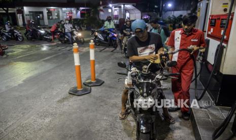 Petugas membantu pengendara motor mengisi bensin Pertalite di Jakarta, Ahad (14/8/2022). Kementerian Keuangan meminta PT Pertamina (Persero) untuk mengendalikan BBM subsidi jenis Pertalite agar tidak semakin membebani APBN. Tercatat hingga Juli 2022 bahan bakar minyak (BBM) subsidi jenis Pertalite sudah disalurkan 16,8 juta kiloliter dari kuota 23 juta kiloliter. Republika/Putra M. Akbar