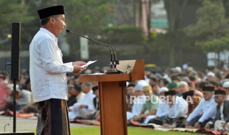 Pj Gubernur Jawa Barat (Jabar) Bey Machmudin menyampaikan sambutan saat mengikuti Shalat Idul Fitri 1445 Hijriah yang digelar Pemerintah Provinsi Jabar di Lapang Gasibu, Kota Bandung, Rabu (10/4/2024). Dalam sambutannya Bey berpesan untuk mensyukuri nikmat kekayaan alam dan kebudayaan yang dimiliki Jabar. Dengan semangat Idul Fitri yang penuh kasih dan toleransi, masyarakat diharapkan dapat bersatu untuk merayakan pesan kedamaian dan persatuan. Usai melaksanakan shalat Idul Fitri, Bey bersama sejumlah pejabat bermushafahah dengan warga.