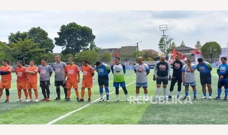 Tim Bandung Olds Stars (Bolds) Ganjar Mahfud yang berisi para mantan pemain dan legenda Persib Bandung melakukan pertandingan persahabatan melawan legenda Persija yang tergabung di Persija Glory di Lapangan Uni Bandung, Rabu (7/2/2024).