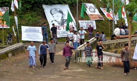 Warga berdatangan untuk mujahadah di Masjid Nurul Falah, Desa Wadas, Purworejo, Jawa Tengah, Senin (14/2/2022). Kegiatan warga berlangsung normal pascapenarikan aparat kepolisian dari Desa Wadas. Kondisi desa juga mulai kondusif pascapenangkapan warga pekan lalu. Diketahui 63 warga ditangkap kepolisian bersamaan dengan pengukuran tanah warga yang setuju dengan penambangan batu andesit untuk Bendungan Bener di Wadas.