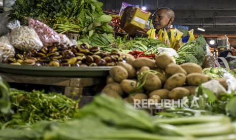 Pedagang beraktivitas di kiosnya di Pasar Kosambi, Kota Bandung, Kamis (10/6). Pemerintah berencana akan mengenakan Pajak Pertambahan Nilai (PPN) untuk sejumlah bahan pokok (sembako) dari sektor pertanian, perkebunan, kehutanan, peternakan dan perikanan. Ketentuan PPN sembako ini telah diterbitkan dalam Revisi Undang-Undang Nomor 6 Tahun 1983 tentang Ketentuan Umum dan Tata Cara Perpajakan (RUU KUP). Foto: Republika/Abdan Syakura