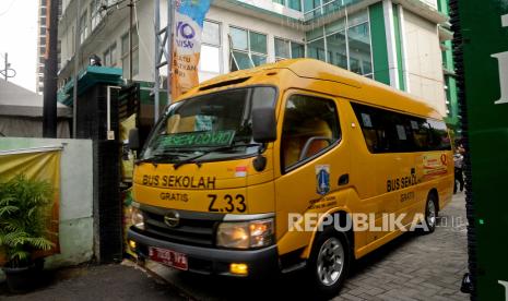 Bus Sekolah yang membawa pasien COVID-19 menuju Rumah Sakit Darurat Wisma Atlet (ilustrasi).Prayogi/Republika. 