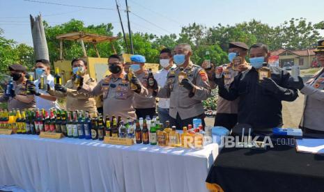 Polres Indramayu musnahkan 14 ribu botol miras, di Mapolres Indramayu, Kamis (31/8/2023). 