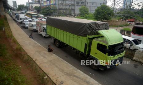 Sejumlah kendaraan terjebak kemacetan di Kalimalang, Bekasi, Jawa Barat, Sabtu (7/5/2022). Ruas jalan arteri Kalimalang arah Bekasi terpantau mengalami kemacetan berkilo-kilometer imbas dari diberlakukannya sistem satu jalur (one way) di Tol Jakarta-Cikampek pada arus balik lebaran 2022Prayogi/Republika