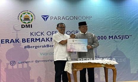 EVP & Chief Administration Officer Paragon Technology and Innovation, Miftahuddin Amin dan Ketua Departemen Kesehatan PP DMI, Abidinsyah Siregar di Gedung DMI Jakarta Timur, Senin (13/3/2023). 2.000 Masjid di Indonesia Siap Semarakkan Ramadhan