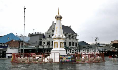 Pagar pembatas masih terpasang di beberapa titik Tugu Pal Putih, Yogyakarta, Senin(18/1). Sejak akhir tahun kawasan Tugu Pal Putih dan Titik Nol Yogyakarta masih dipasang pagar pembatas. Untuk mengurangi kerumunan warga terutama saat malam hari. Yang dikhawatirkan menjadi titik penyebaran Covid-19. Kawasan ini menjadi primadona pengunjung untuk berswafoto saat ke Yogyakarta.