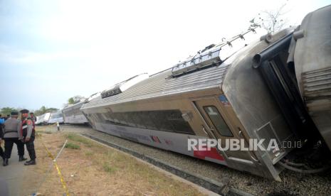 Gerbong Kereta Api Argo Semeru anjlok di Stasiun Kali Menur, Sentolo, Kulonprogo, Yogyakarta, Selasa (17/10/2023). KA Argo Semeru relasi Surabaya Gubeng-Gambir anjlok di Stasiun Kali Menur dan menemper KA Argo Wilis relasi Bandung-Surabaya Gubeng. Dalam kecelakaan ini tidak ada korban jiwa.